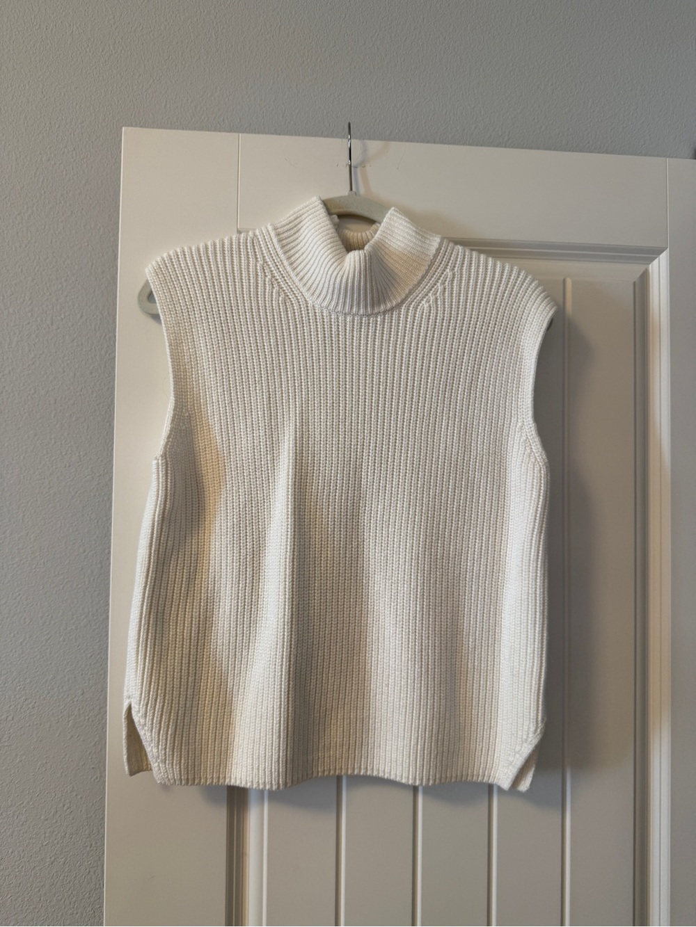 Abercrombie & Fitch Cream Sleeveless Turtleneck Sweater Vest